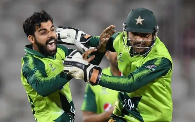 Watch! Sarfaraz Ahmed and Shadab Khan involved in a hilarious argument