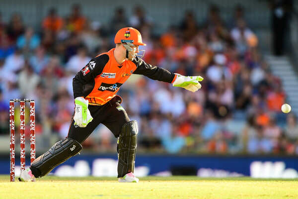 Watch! John Inglis effect a funny run out as Jason Roy cannot control his laughter