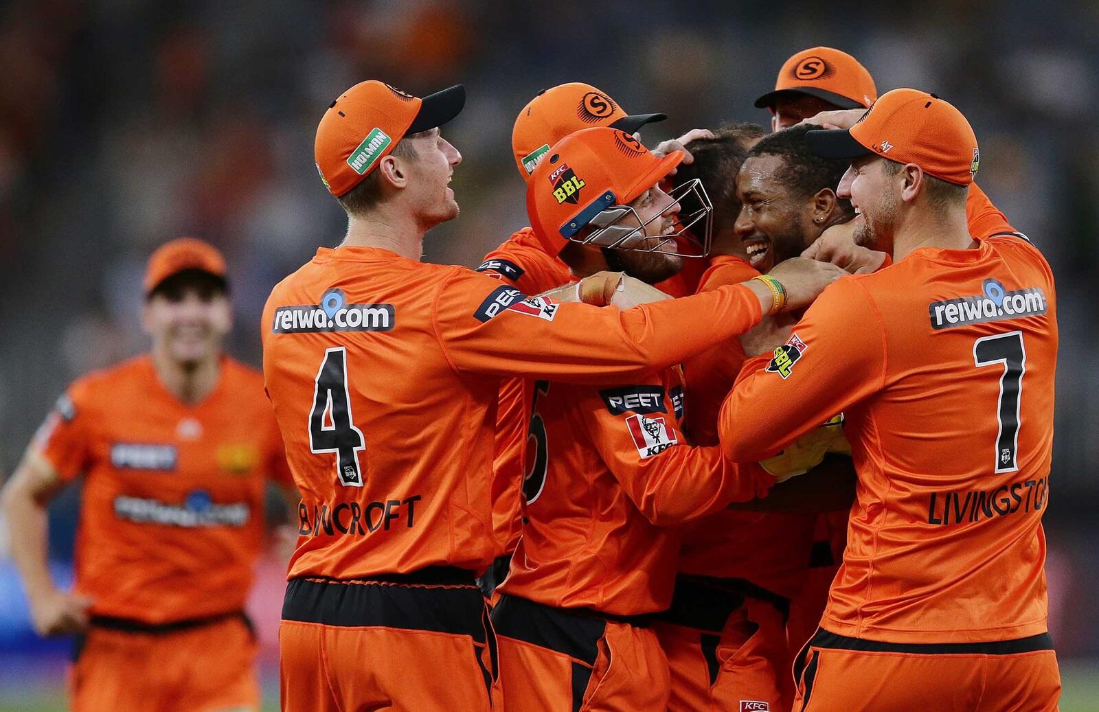Watch! John Inglis effect a funny run out as Jason Roy cannot control his laughter