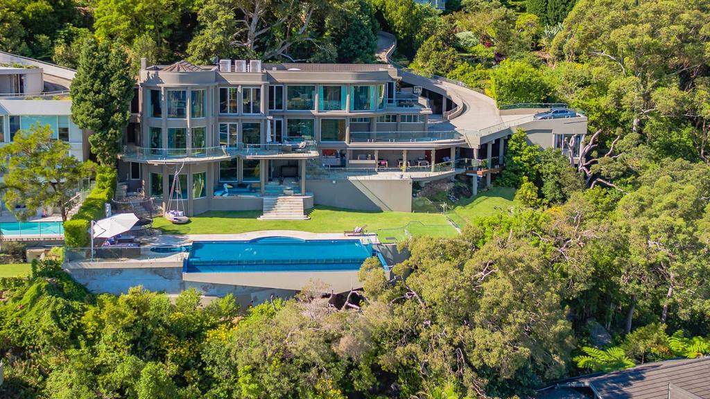 Top 10 Cricketers with most expensive residences